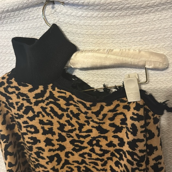 Lover and friends brand leopard sweater, cold shoulder size extra small - Picture 3 of 7